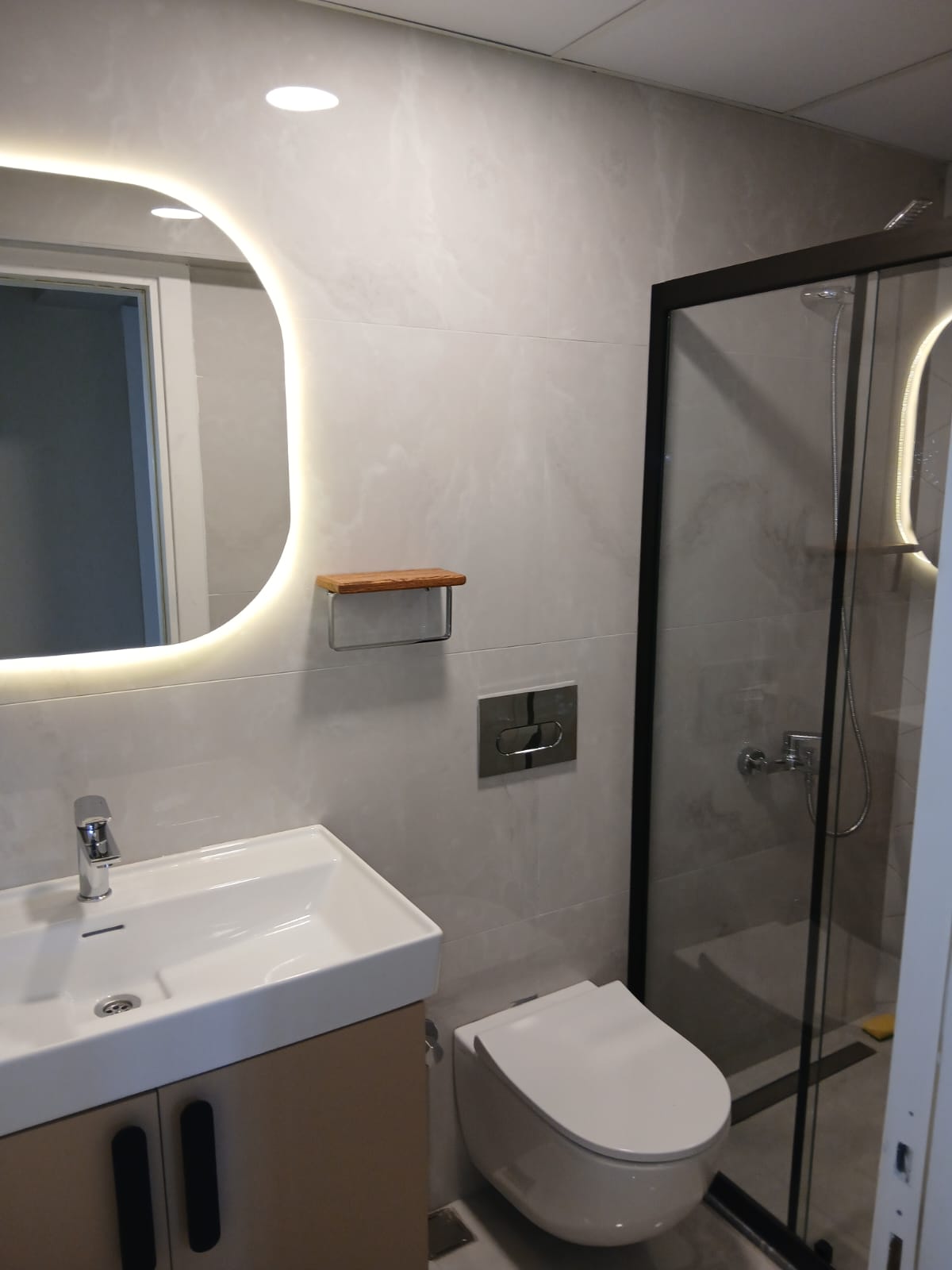 Modern banyo yenileme ve lavabo uygulaması